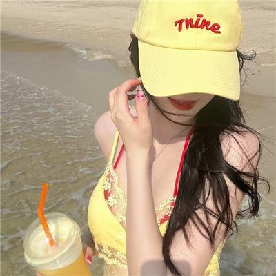女孩向前走